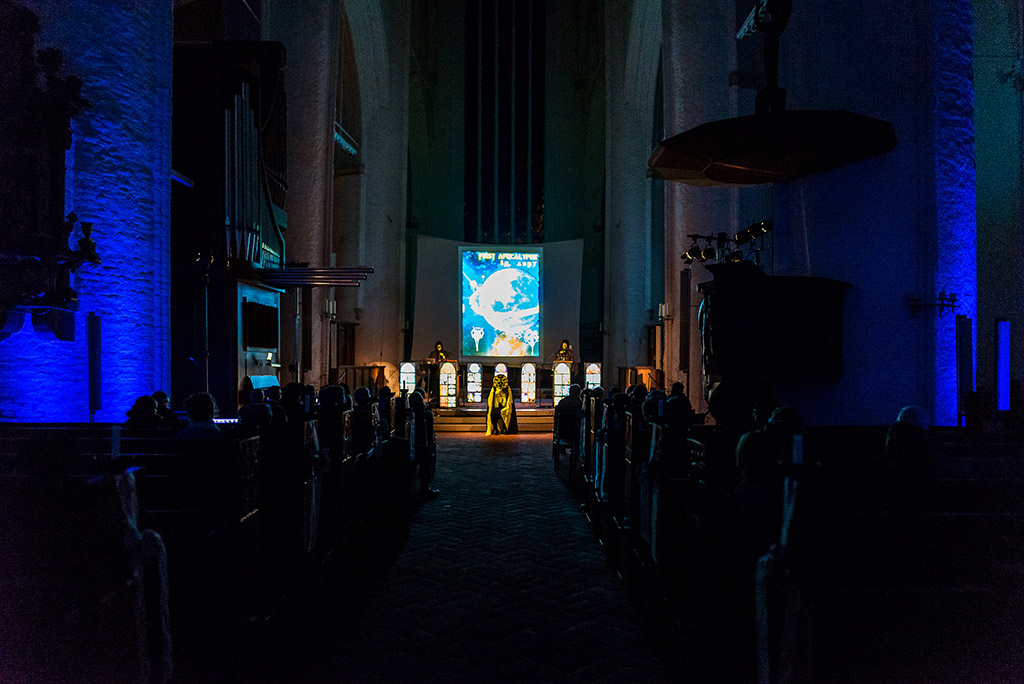 Performance in der Hauptkirche St. Katharinen. Foto © Daniel Nide