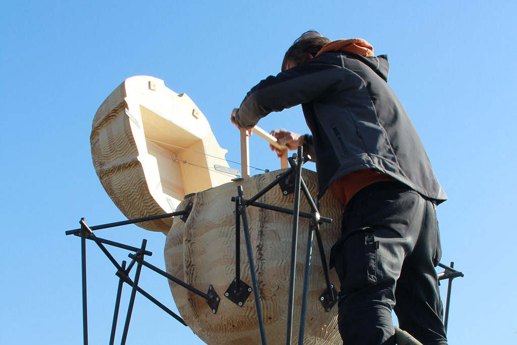 Imker Carsten Stöppler prüft die Bienenrahmen © Stadtkuratorin Hamburg