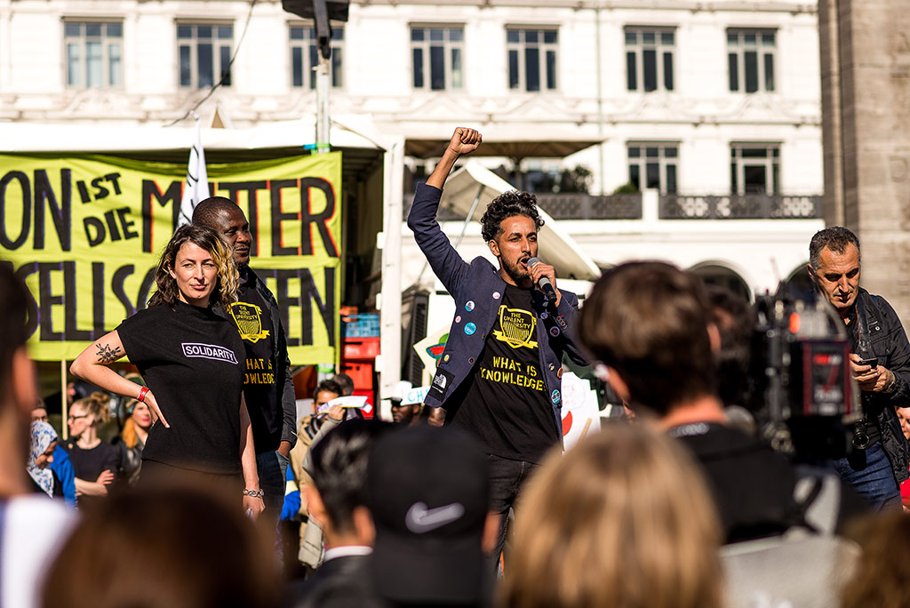 Beginn der We’ll Come United-Parade, Salah Zater am Mikrofon © Daniel Nide