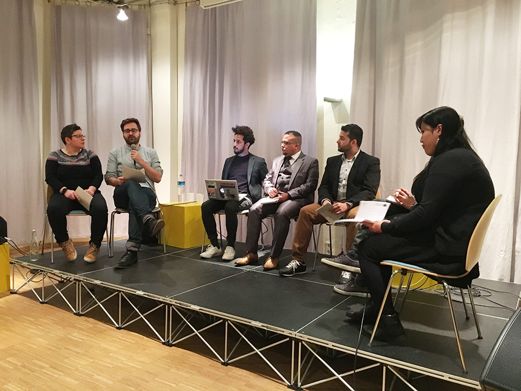 Die Panel-Teilnehmer: Aicha El Saleh, Kamal Chomani, Jan Wilkens, Salah Zater, Ebrahim Hadya, Übersetzer, Iam Sahar Reza (von links nach rechts)