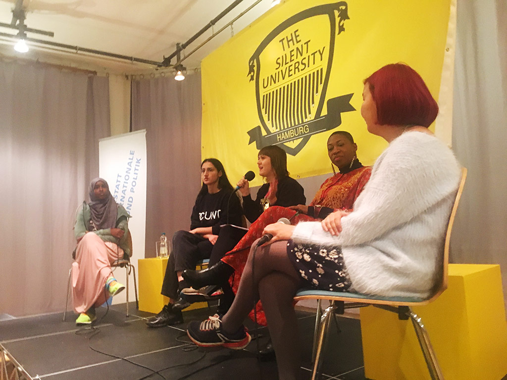 Das Panel: Sadia (Aktivistin), Leyla Yernice (Musikerin), Alina Buchberger (Dramaturgin), Oloruntoyin LaToya Manly-Spain (Aktivistin), Gulzat Matisakova (Filmemacherin)
