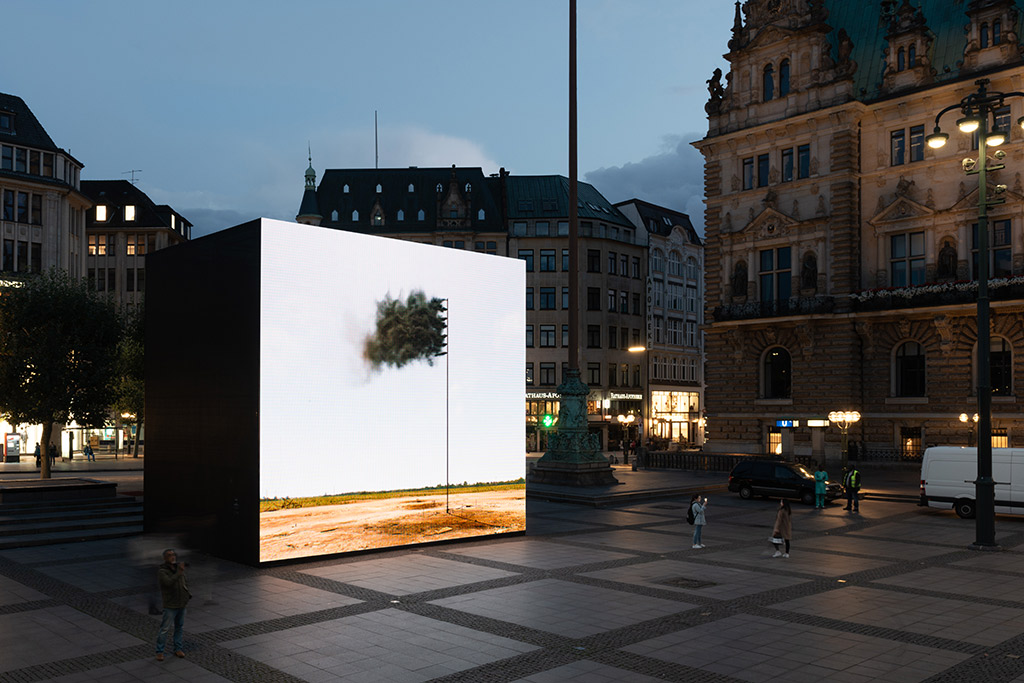 John Gerrard, Western Flag (Spindletop, Texas), 2017
auf dem Hamburger Rathausmarkt 8.–15. 9. 2019 © Kay Riechers