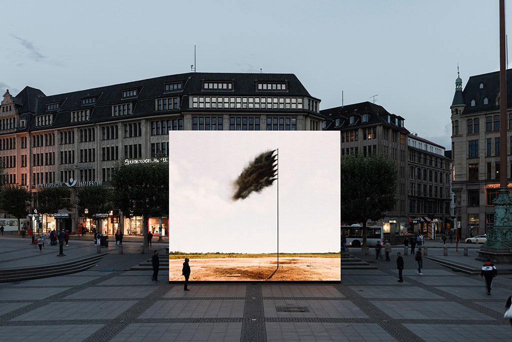John Gerrard, Western Flag (Spindletop, Texas), 2017
auf dem Hamburger Rathausmarkt 8.–15. 9. 2019 © Kay Riechers